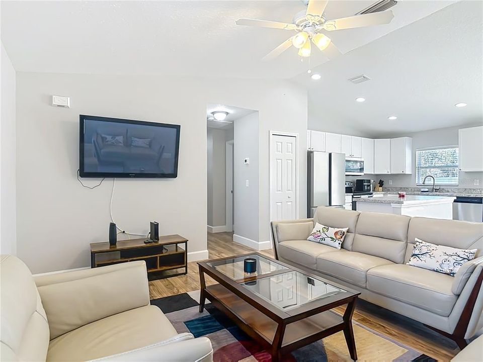 For Sale: $320,000 (3 beds, 2 baths, 1159 Square Feet)