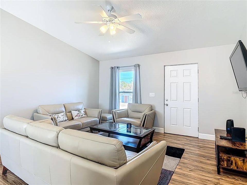 For Sale: $320,000 (3 beds, 2 baths, 1159 Square Feet)
