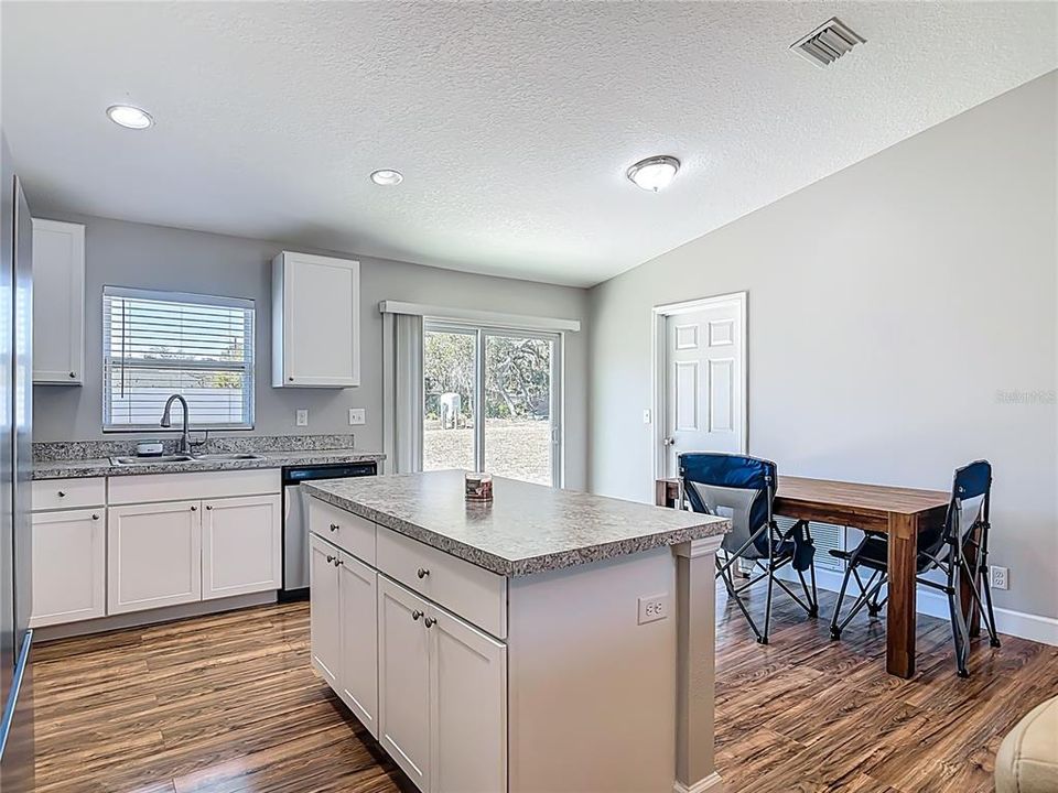 For Sale: $320,000 (3 beds, 2 baths, 1159 Square Feet)