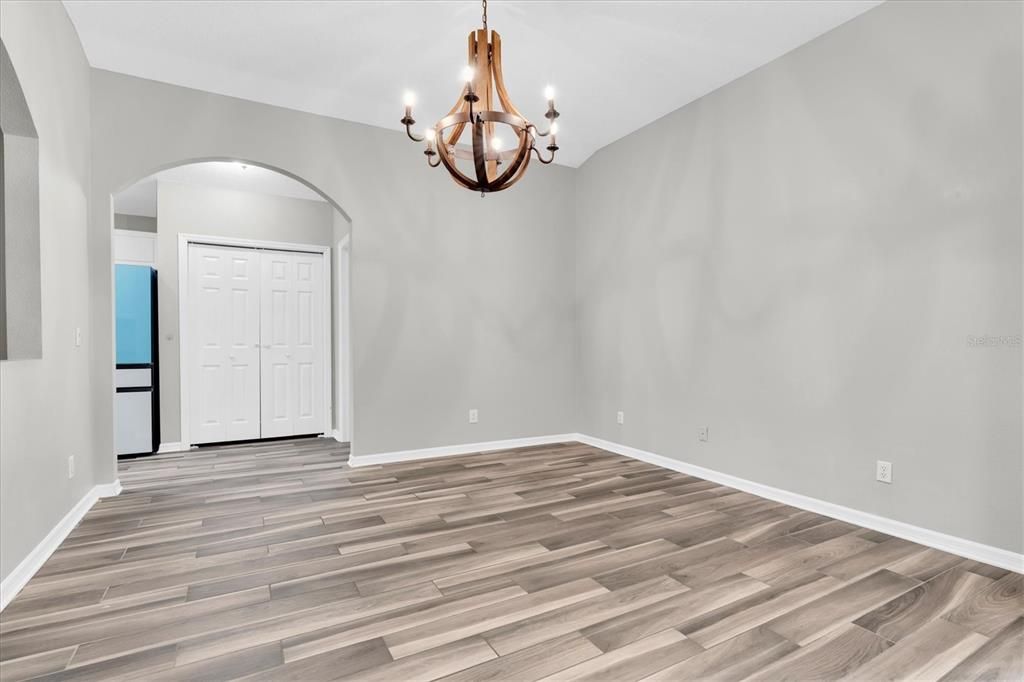 Под контрактом: $435,000 (3 спален, 2 ванн, 1905 Квадратных фут)