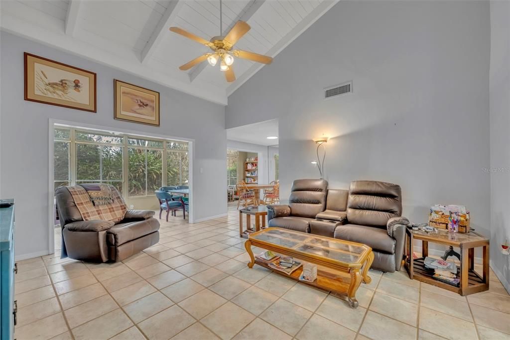 En Venta: $215,000 (2 camas, 2 baños, 1339 Pies cuadrados)