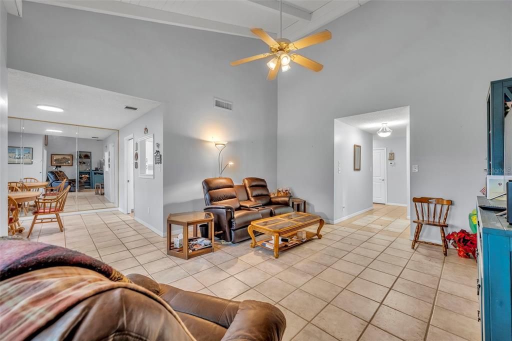 En Venta: $215,000 (2 camas, 2 baños, 1339 Pies cuadrados)