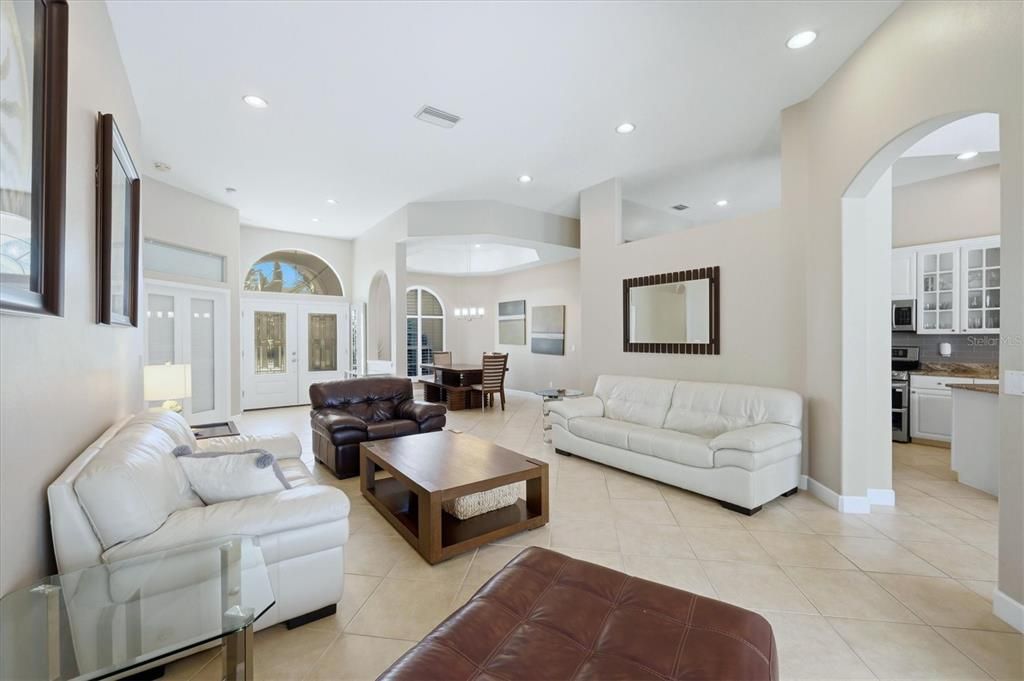 Activo con contrato: $722,000 (4 camas, 3 baños, 2558 Pies cuadrados)