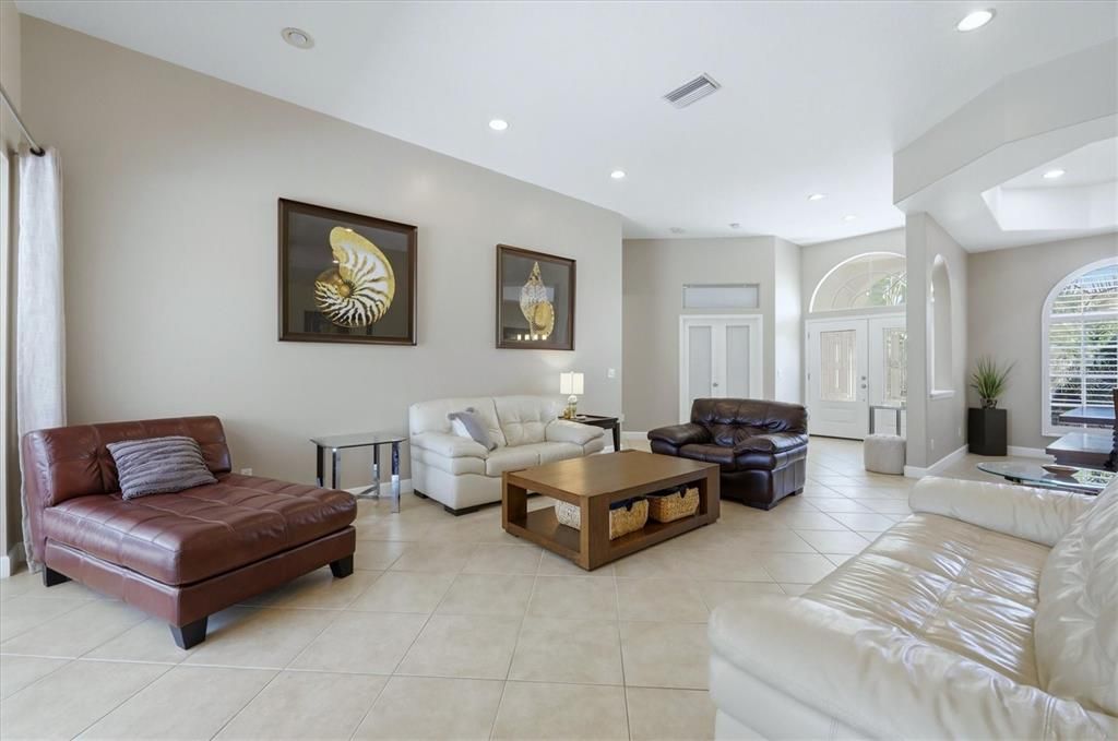 Activo con contrato: $722,000 (4 camas, 3 baños, 2558 Pies cuadrados)