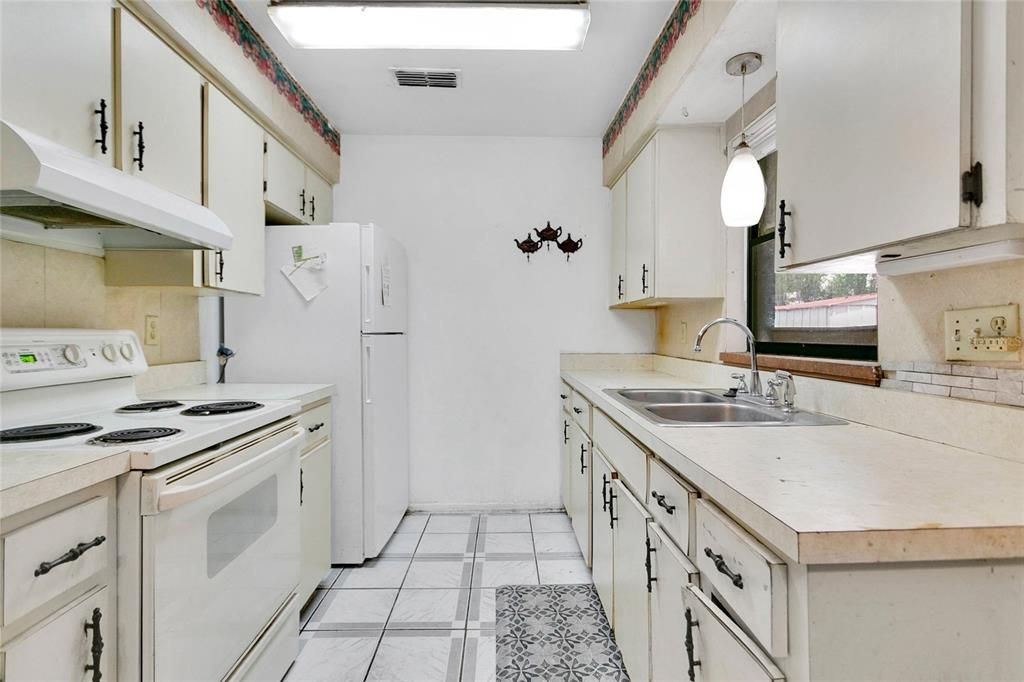 Active With Contract: $250,000 (3 beds, 2 baths, 1152 Square Feet)