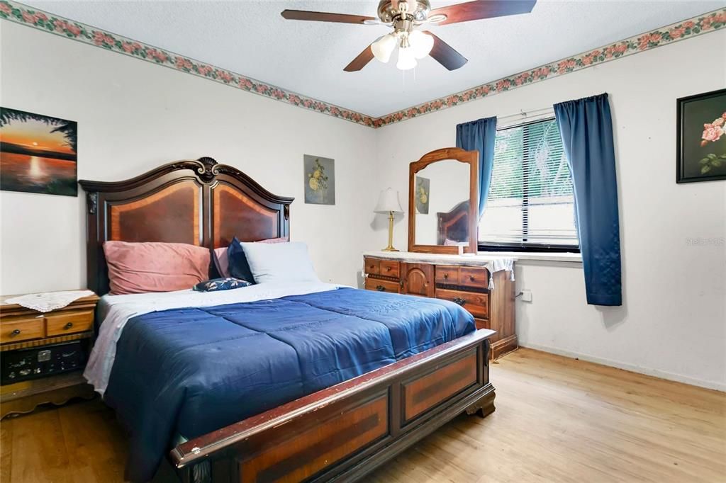 Active With Contract: $250,000 (3 beds, 2 baths, 1152 Square Feet)