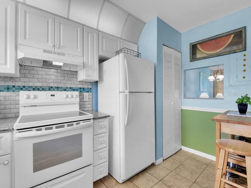 For Sale: $178,000 (2 beds, 2 baths, 965 Square Feet)