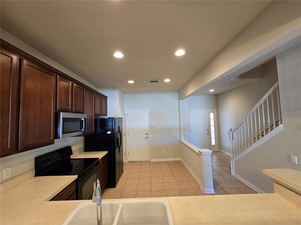 Под контрактом: $2,399 (3 спален, 2 ванн, 1622 Квадратных фут)