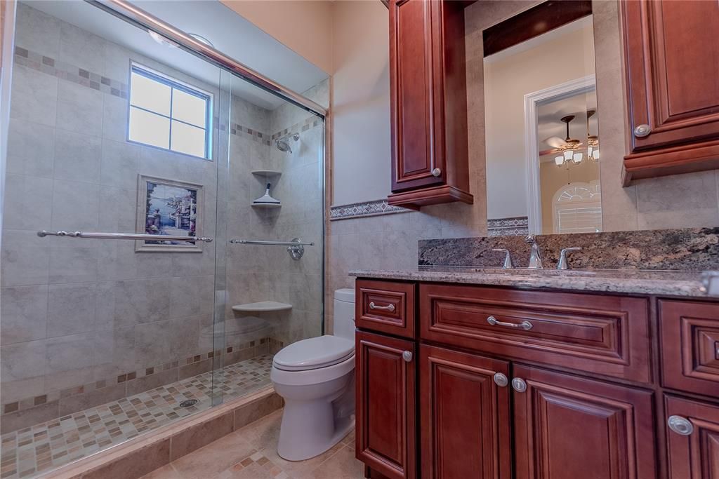 Activo con contrato: $3,050,000 (5 camas, 5 baños, 4450 Pies cuadrados)