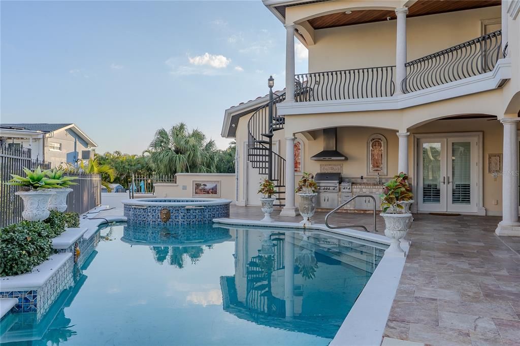 Activo con contrato: $3,050,000 (5 camas, 5 baños, 4450 Pies cuadrados)