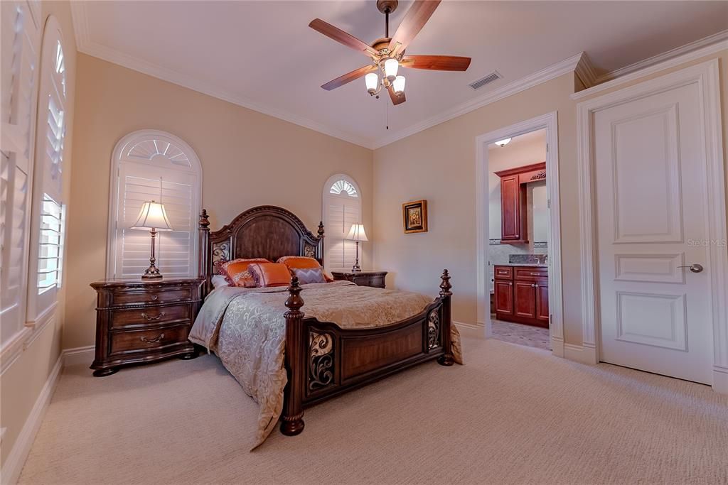 Activo con contrato: $3,050,000 (5 camas, 5 baños, 4450 Pies cuadrados)