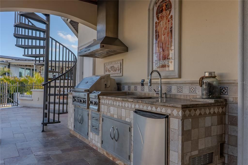 Activo con contrato: $3,050,000 (5 camas, 5 baños, 4450 Pies cuadrados)