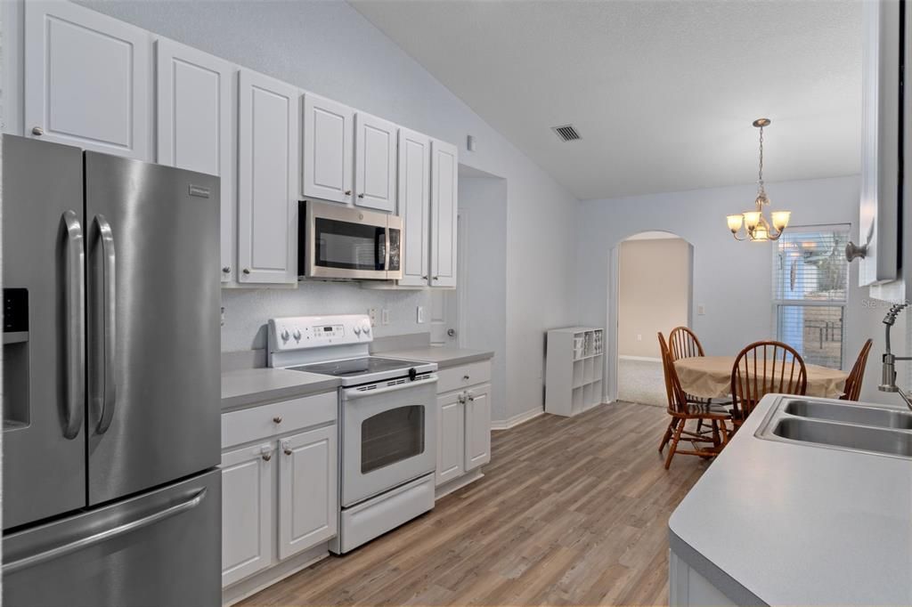 For Sale: $379,999 (3 beds, 2 baths, 1912 Square Feet)