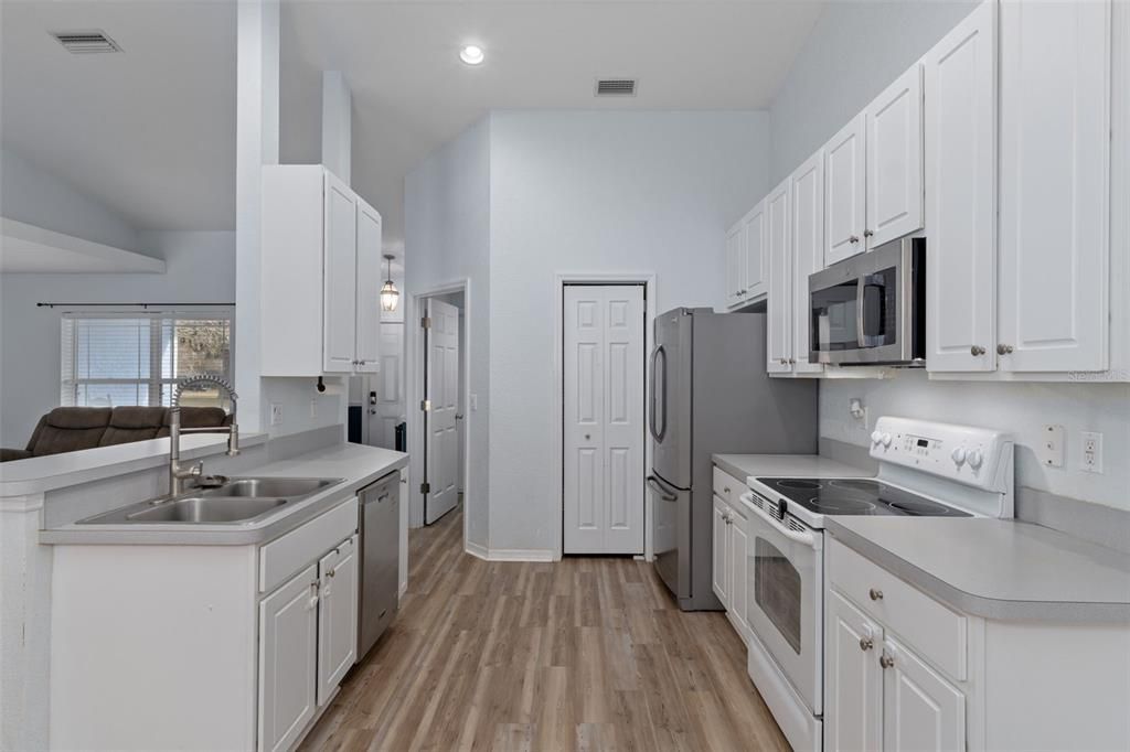 For Sale: $379,999 (3 beds, 2 baths, 1912 Square Feet)