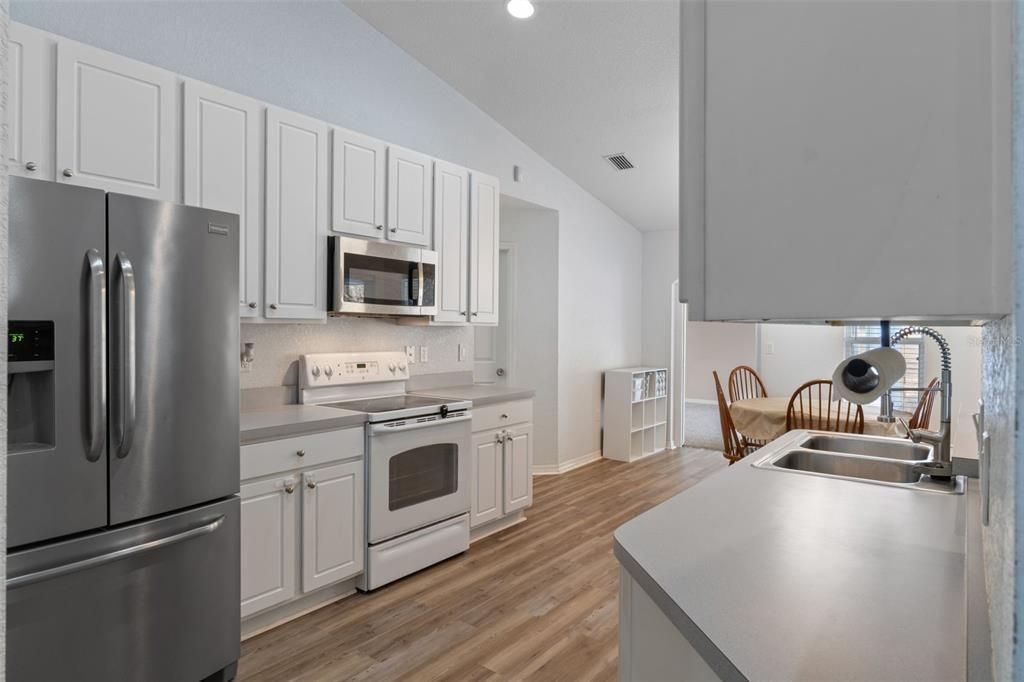 For Sale: $379,999 (3 beds, 2 baths, 1912 Square Feet)