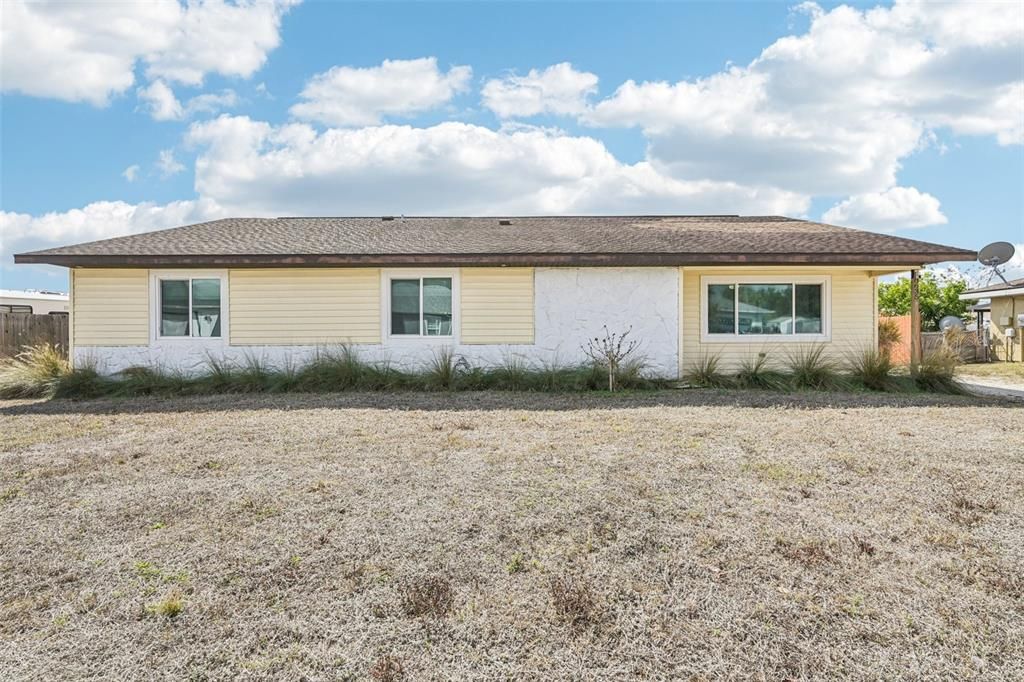 Activo con contrato: $289,900 (4 camas, 2 baños, 2036 Pies cuadrados)