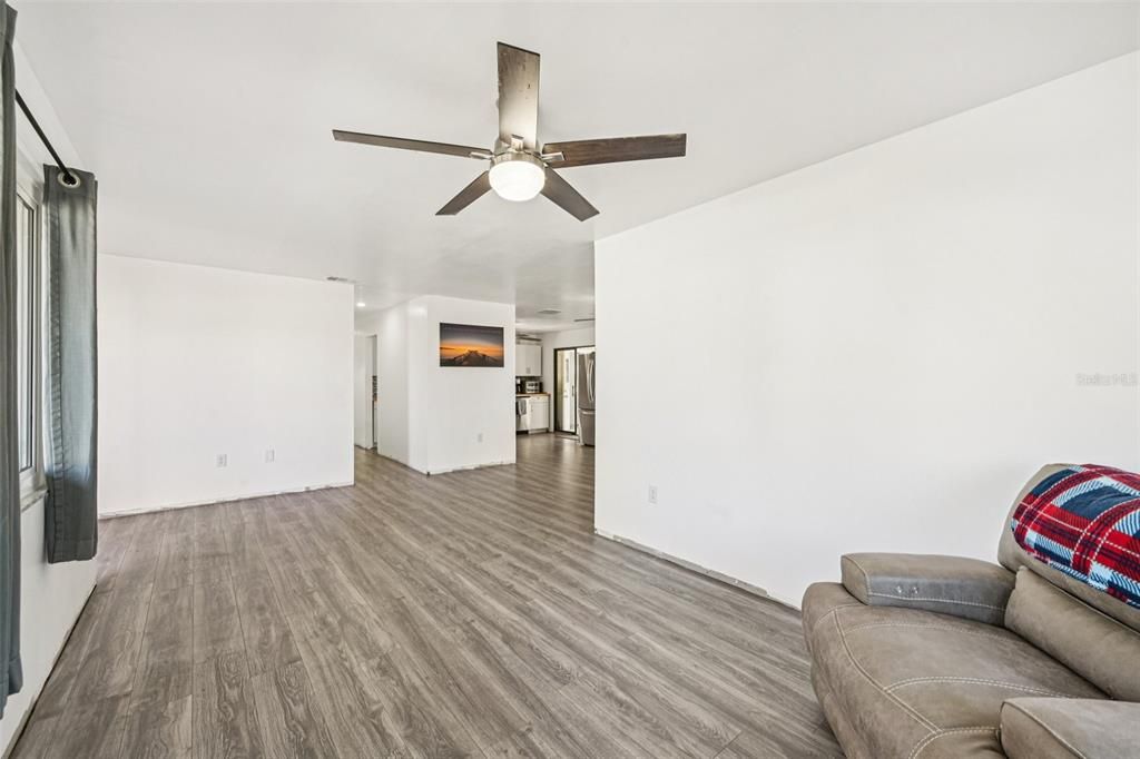 Activo con contrato: $289,900 (4 camas, 2 baños, 2036 Pies cuadrados)