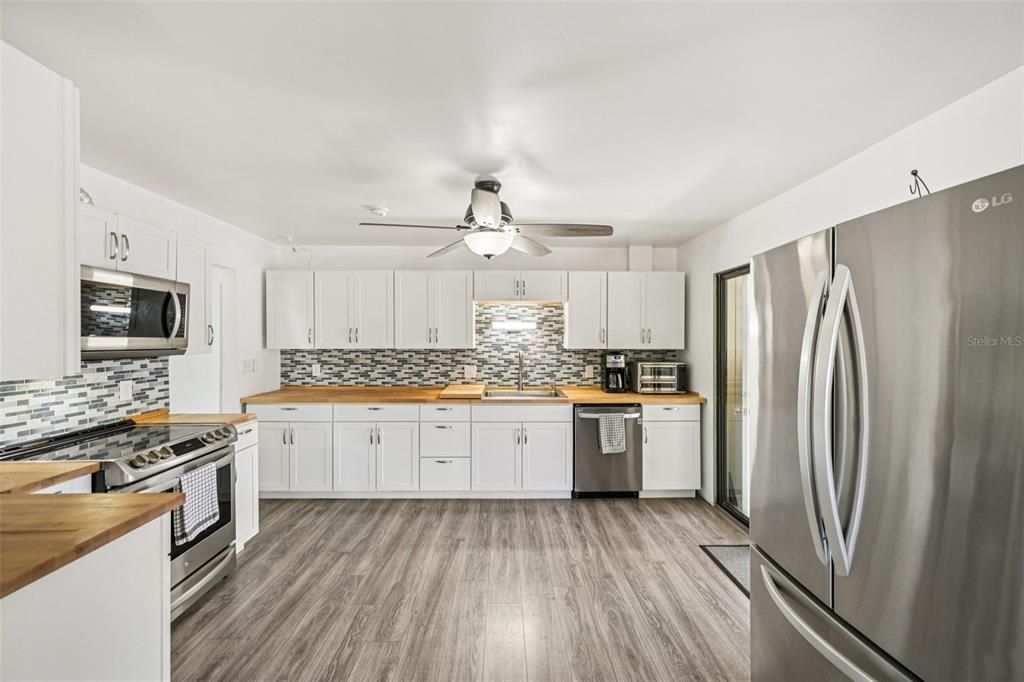 Activo con contrato: $289,900 (4 camas, 2 baños, 2036 Pies cuadrados)
