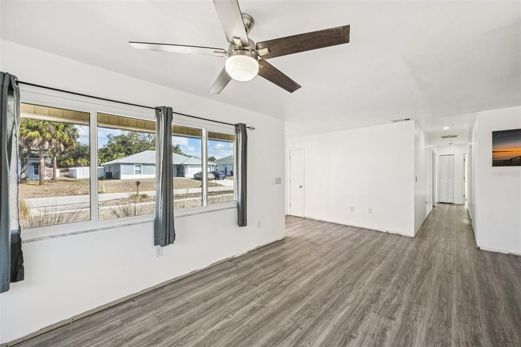 Activo con contrato: $289,900 (4 camas, 2 baños, 2036 Pies cuadrados)