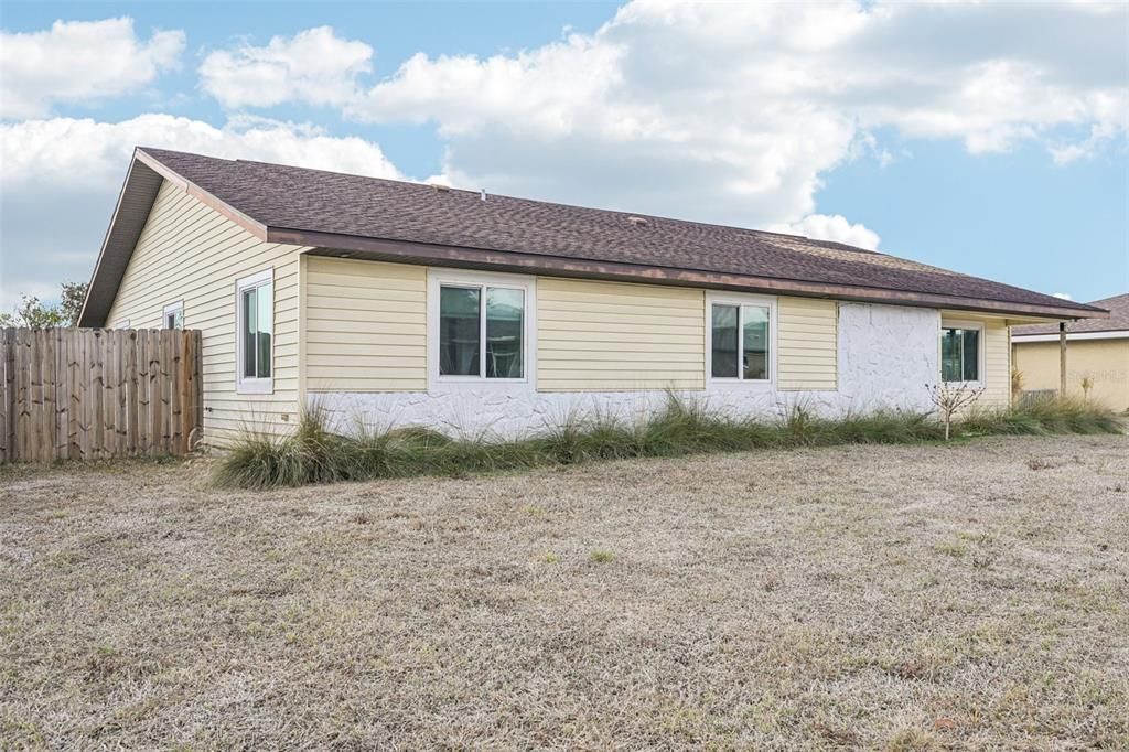 Activo con contrato: $289,900 (4 camas, 2 baños, 2036 Pies cuadrados)