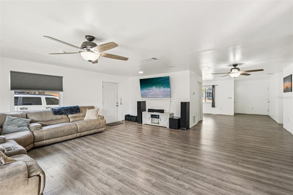 Activo con contrato: $289,900 (4 camas, 2 baños, 2036 Pies cuadrados)