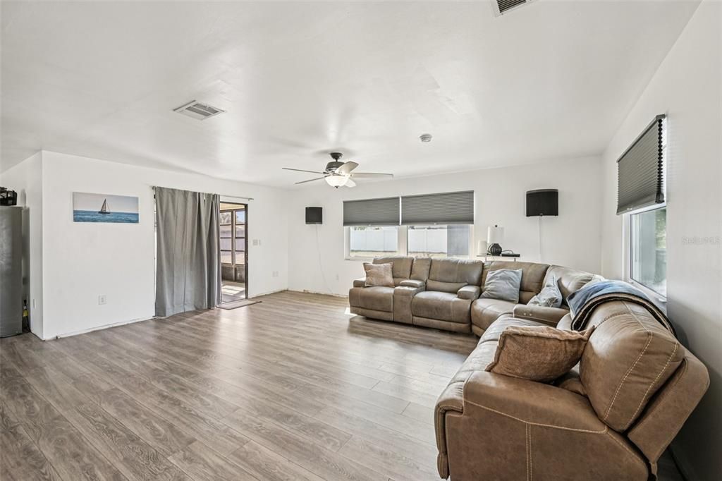 Activo con contrato: $289,900 (4 camas, 2 baños, 2036 Pies cuadrados)