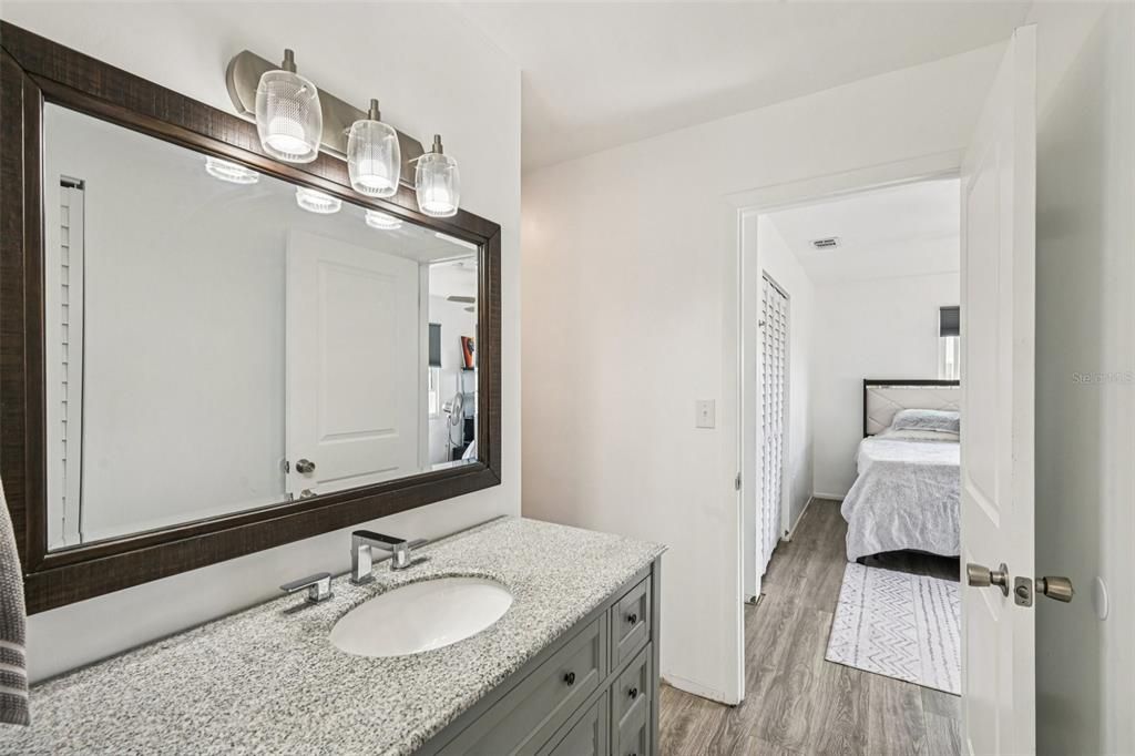 Activo con contrato: $289,900 (4 camas, 2 baños, 2036 Pies cuadrados)
