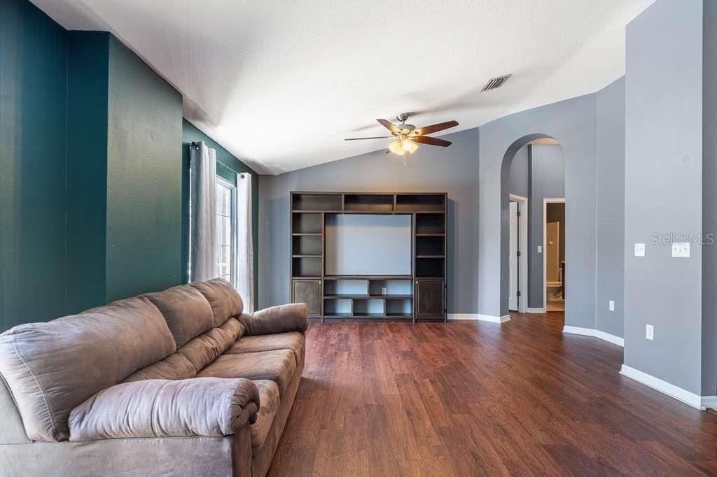 Activo con contrato: $1,900 (2 camas, 2 baños, 1298 Pies cuadrados)