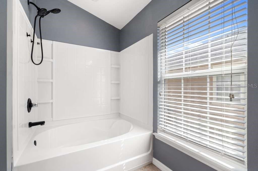 Activo con contrato: $1,900 (2 camas, 2 baños, 1298 Pies cuadrados)