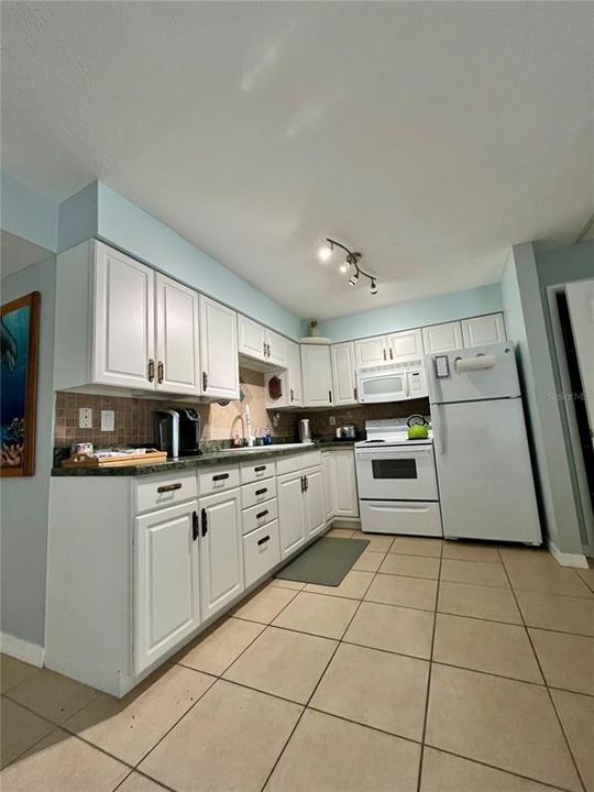 出租: $2,000 (2 贝兹, 1 浴室, 725 平方英尺)