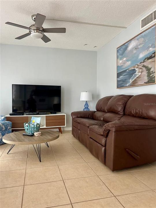 出租: $2,000 (2 贝兹, 1 浴室, 725 平方英尺)