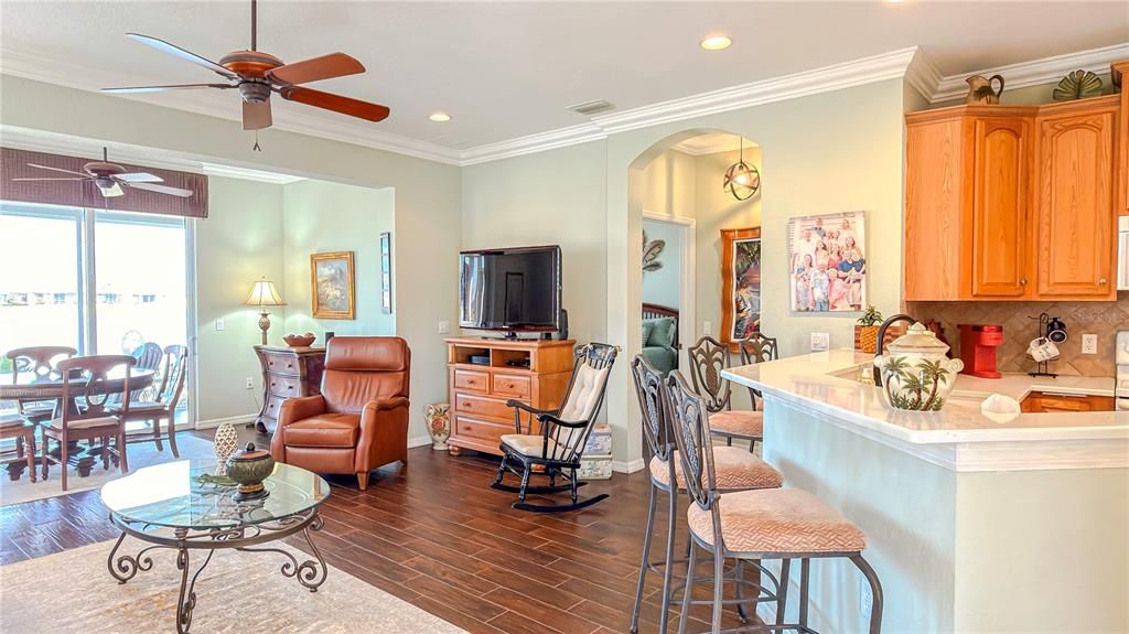 For Sale: $275,000 (2 beds, 2 baths, 1410 Square Feet)