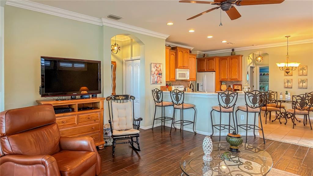For Sale: $275,000 (2 beds, 2 baths, 1410 Square Feet)
