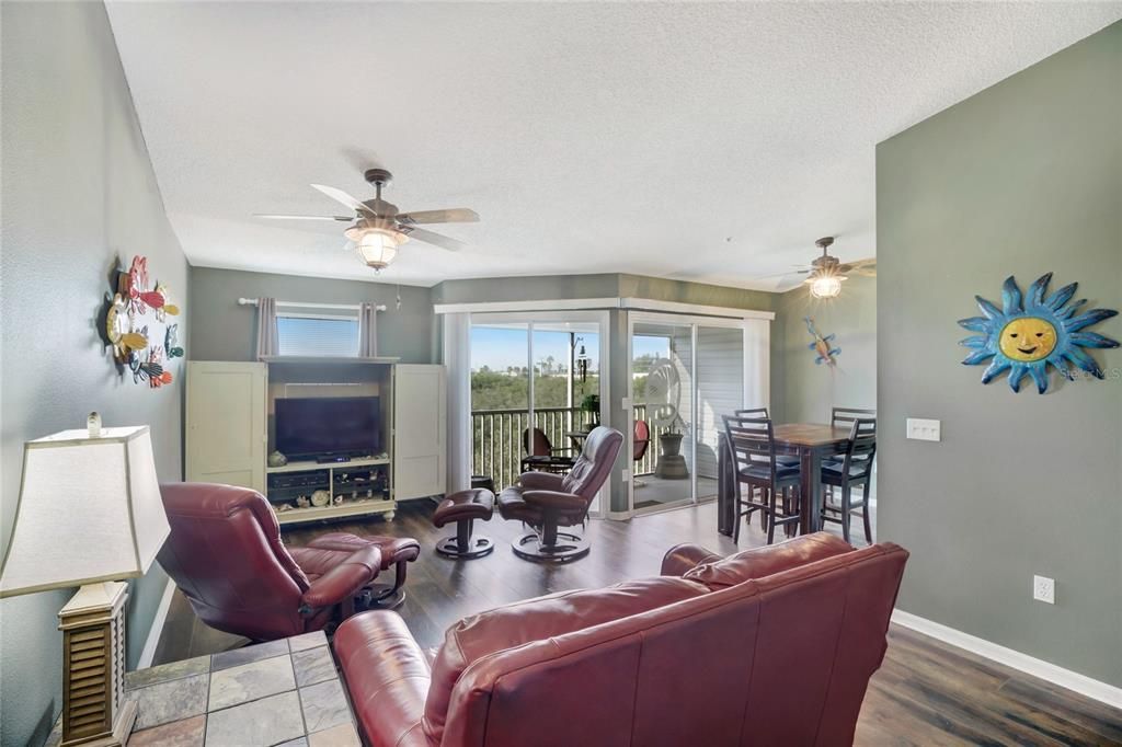 For Sale: $499,999 (2 beds, 2 baths, 980 Square Feet)
