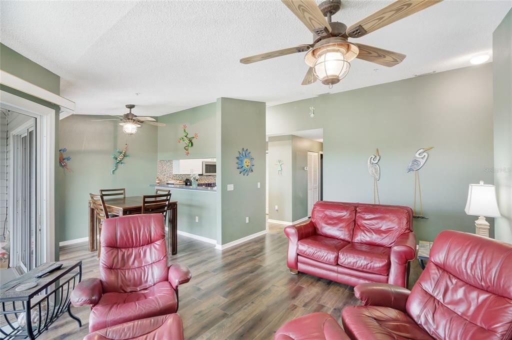 For Sale: $499,999 (2 beds, 2 baths, 980 Square Feet)