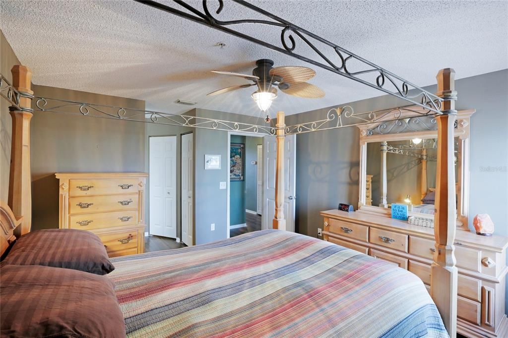 For Sale: $499,999 (2 beds, 2 baths, 980 Square Feet)
