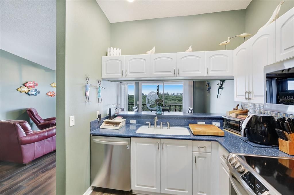 For Sale: $499,999 (2 beds, 2 baths, 980 Square Feet)