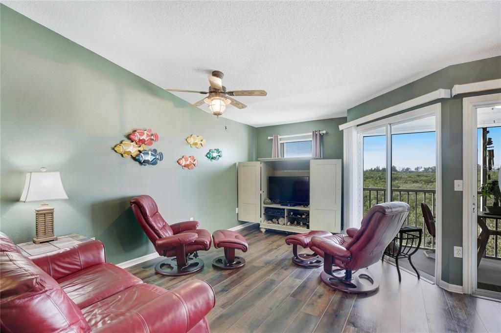 For Sale: $499,999 (2 beds, 2 baths, 980 Square Feet)