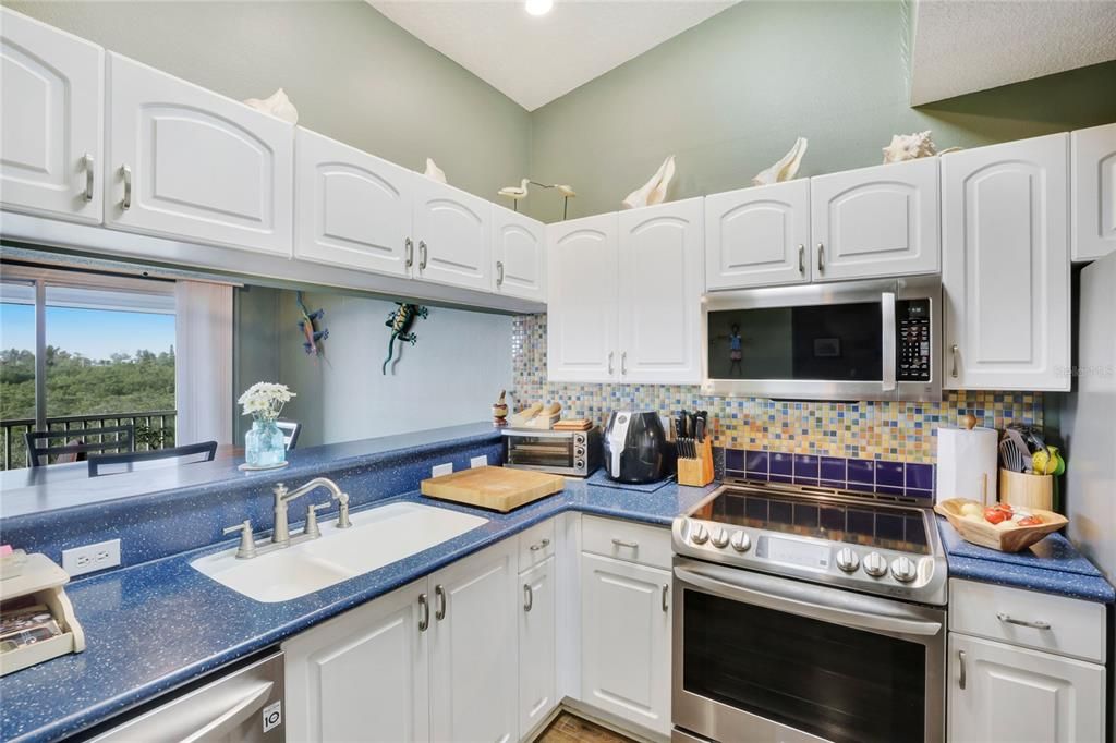 For Sale: $499,999 (2 beds, 2 baths, 980 Square Feet)