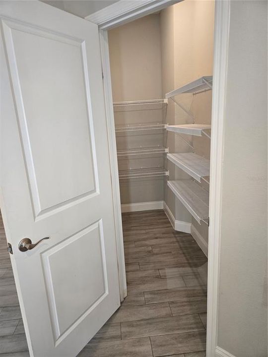 Под контрактом: $1,900 (3 спален, 2 ванн, 1708 Квадратных фут)