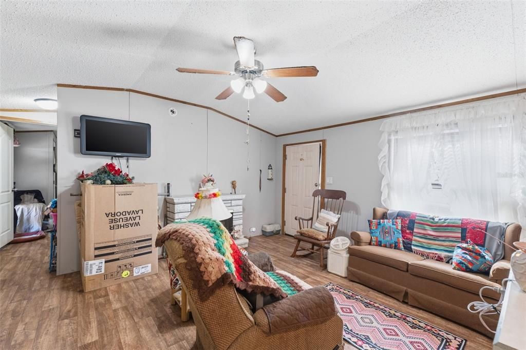 На продажу: $120,000 (2 спален, 2 ванн, 928 Квадратных фут)