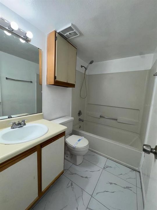 Activo con contrato: $1,425 (2 camas, 2 baños, 1019 Pies cuadrados)