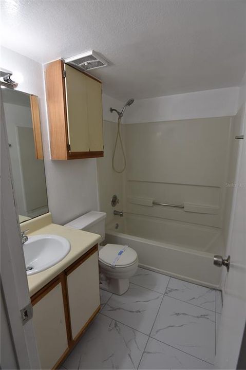 Activo con contrato: $1,425 (2 camas, 2 baños, 1019 Pies cuadrados)