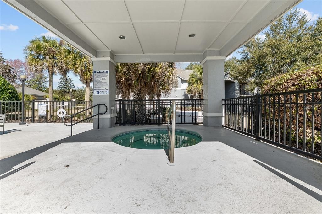 合同活跃: $129,900 (1 贝兹, 1 浴室, 600 平方英尺)