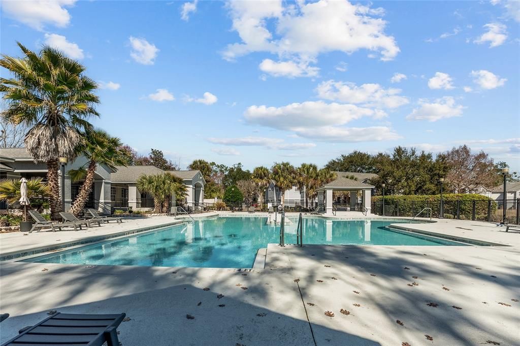 合同活跃: $129,900 (1 贝兹, 1 浴室, 600 平方英尺)