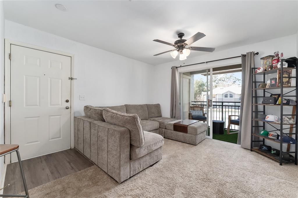 合同活跃: $129,900 (1 贝兹, 1 浴室, 600 平方英尺)