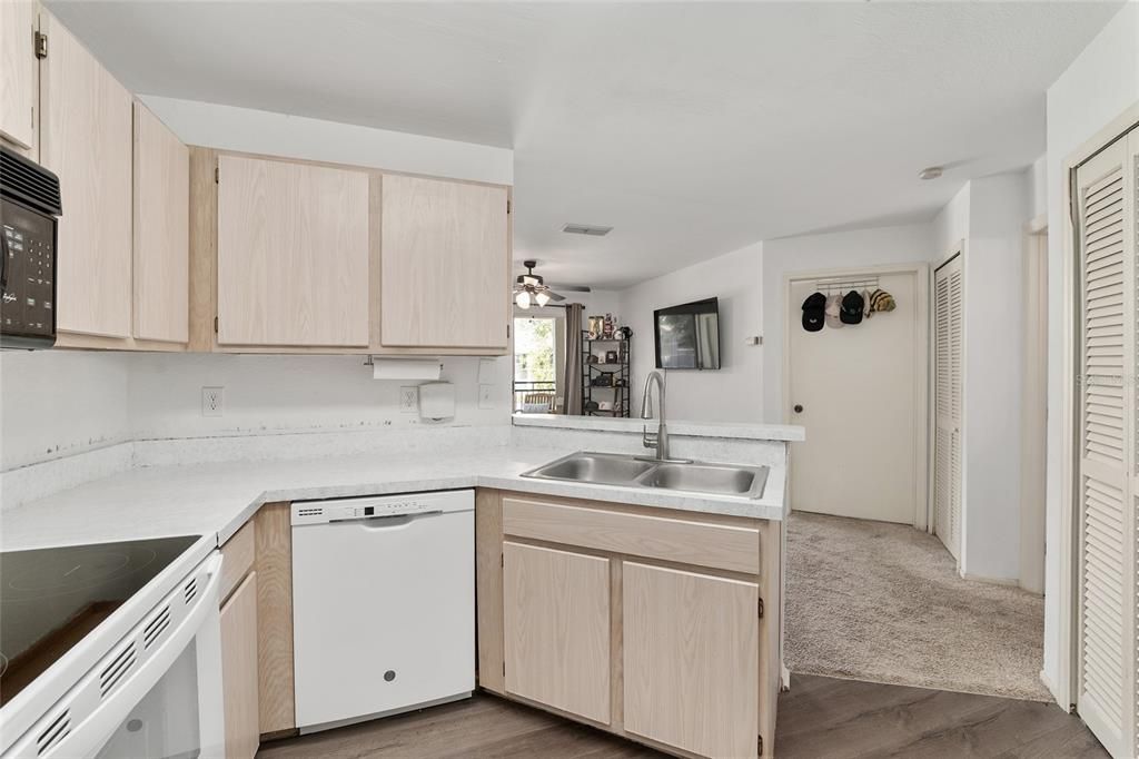 合同活跃: $129,900 (1 贝兹, 1 浴室, 600 平方英尺)