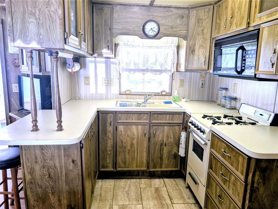 На продажу: $78,500 (1 спален, 1 ванн, 808 Квадратных фут)