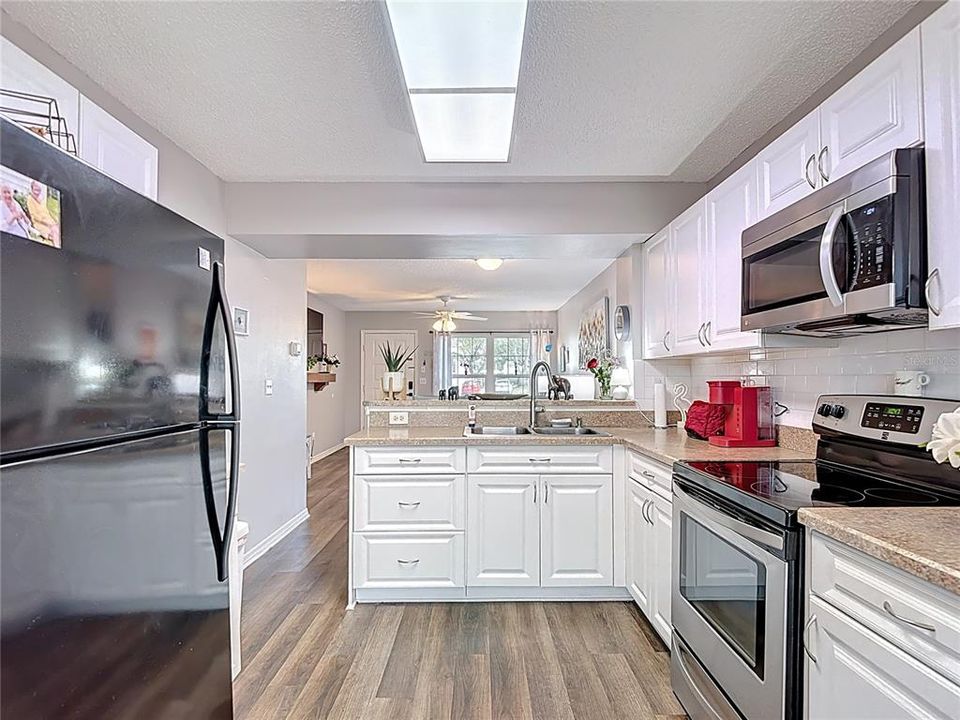 For Sale: $140,000 (2 beds, 1 baths, 925 Square Feet)