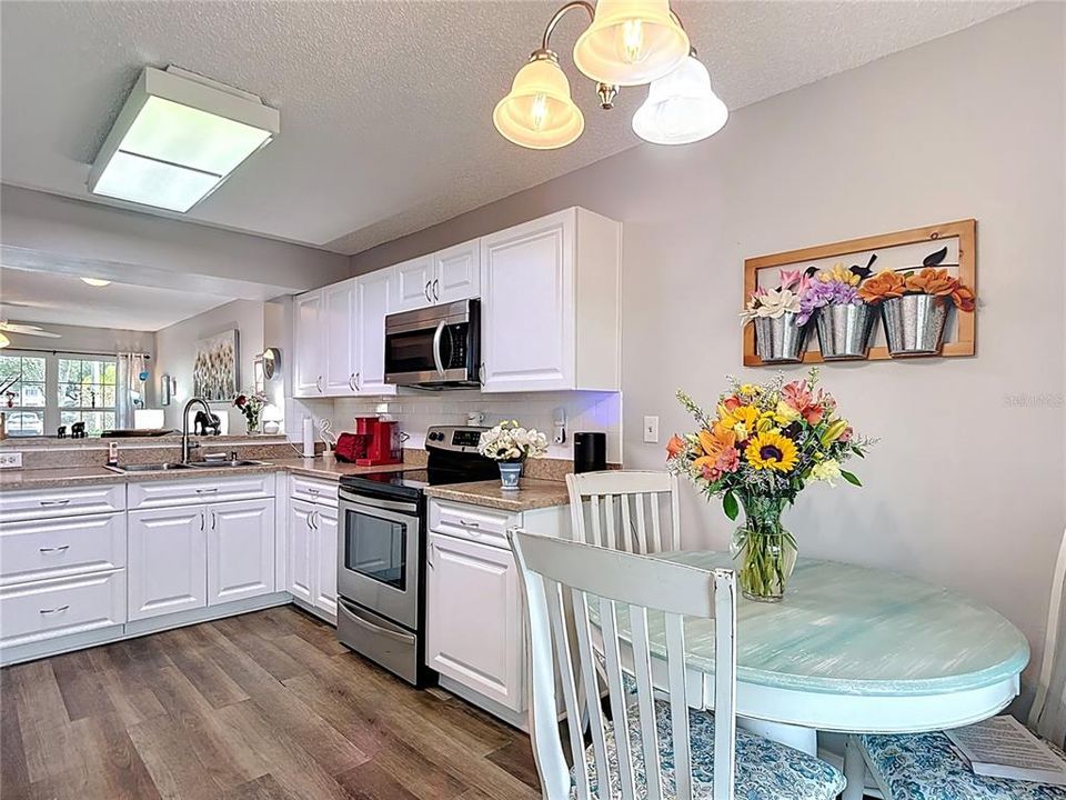 For Sale: $140,000 (2 beds, 1 baths, 925 Square Feet)